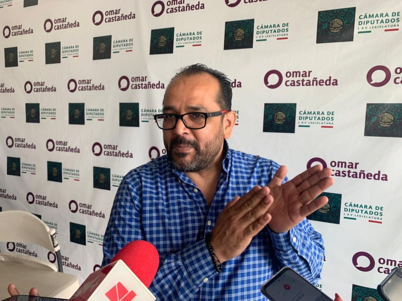 El diputado federal con licencia, Omar Castañeda, aseguró que lo que pasa en Gómez Palacio 'es un circo con payasos y animales'.