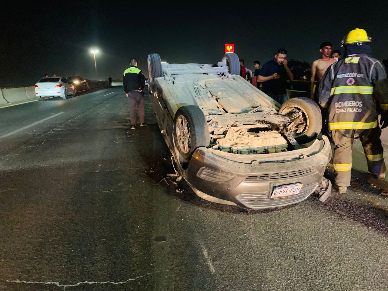 Tras volcar en el puente Hamburgo el conductor se retiró.