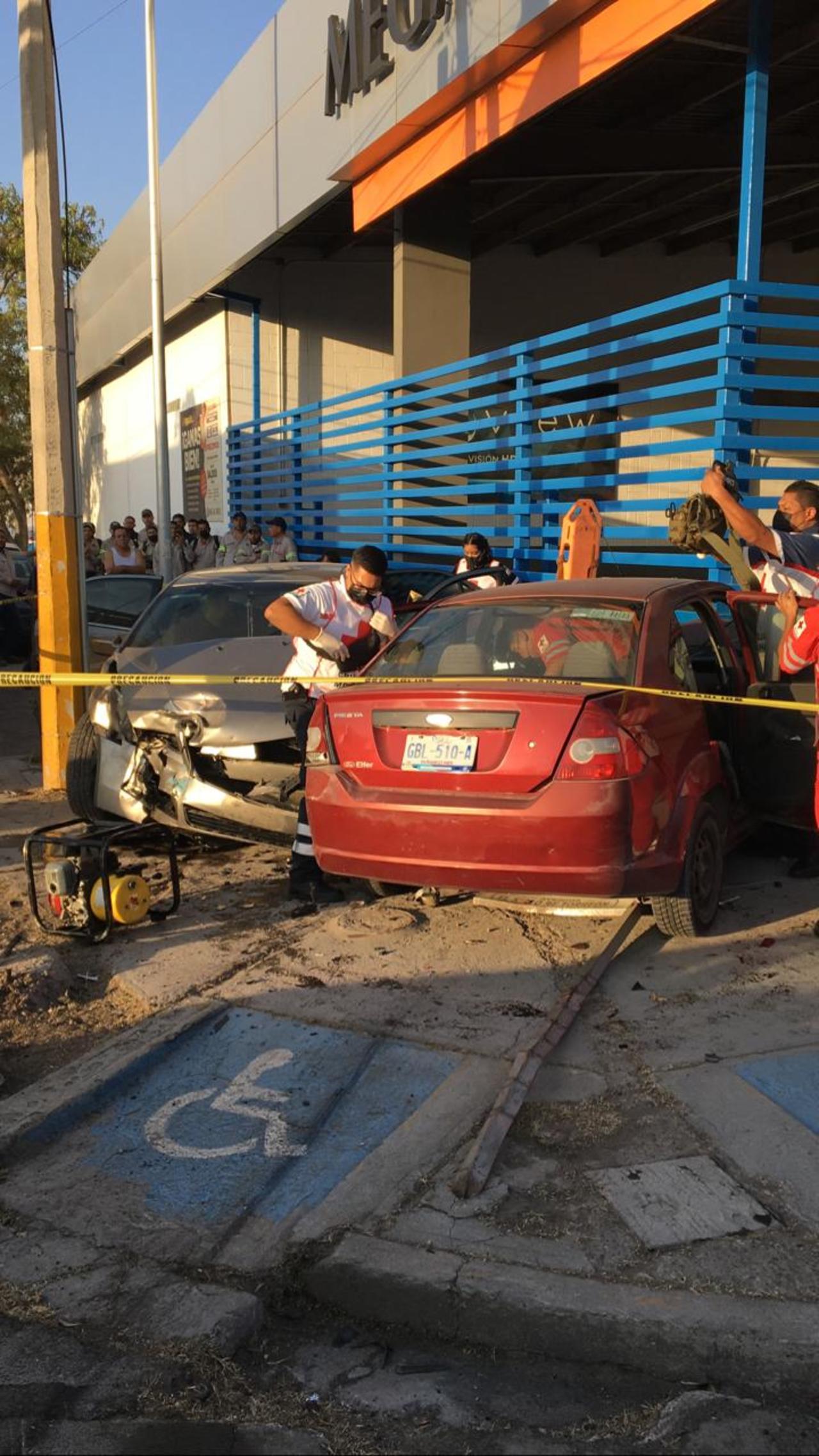 Los daños materiales del accidente vial ocurrido en la avenida Hidalgo y calle Siglo de Torreón se calcularon en 110 mil pesos.