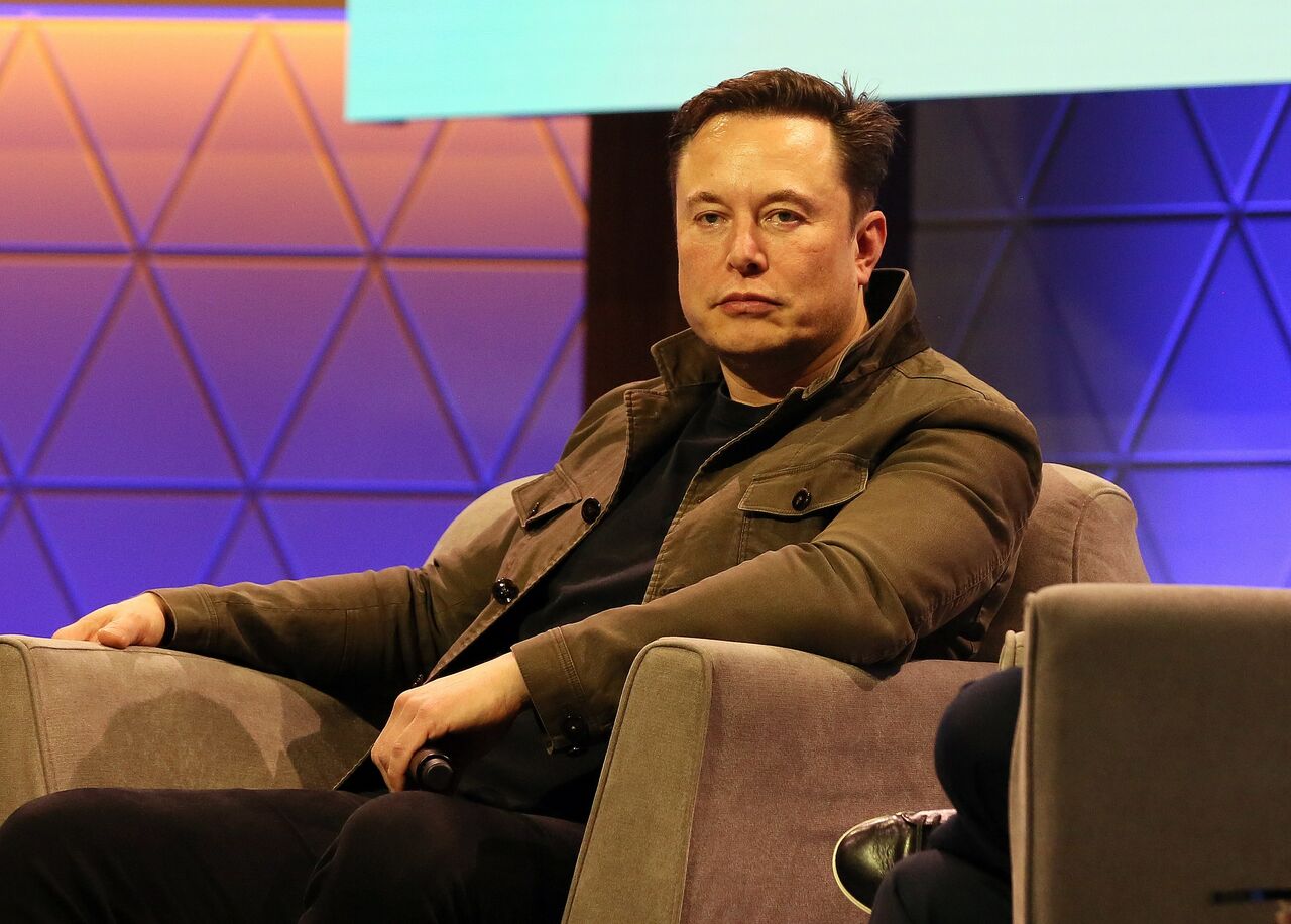 La fortuna de Musk tocó techo el pasado noviembre en unos 340 mil millones de dólares gracias a un récord en el precio de las acciones de Tesla. (ARCHIVO)