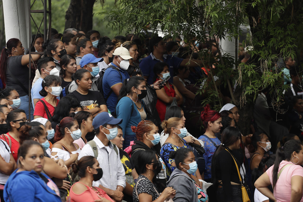Familiares esperan afuera del Centro Preventivo y de Cumplimiento de Penas para Mujeres, para recibir información de mujeres detenidas durante el régimen de excepción. (ARCHIVO)
