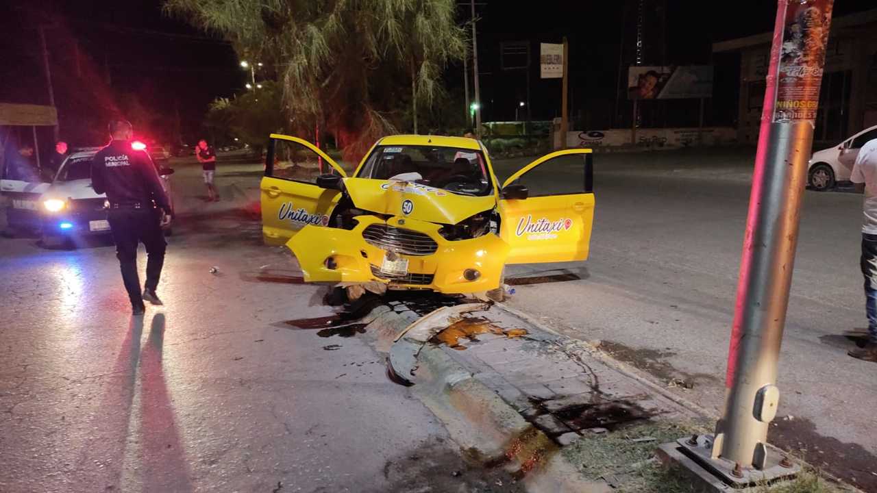 El taxi llevaba tres pasajeros cuando ocurrió el percance, los cuales salieron ilesos.