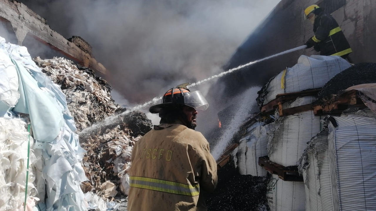 Fuego consume empresa recicladora de Torreón, empleados lograron ponerse a salvo a tiempo. Las maniobras para sofocar las llamas se extendieron por más de 5 horas. (FERNANDO COMPEÁN)