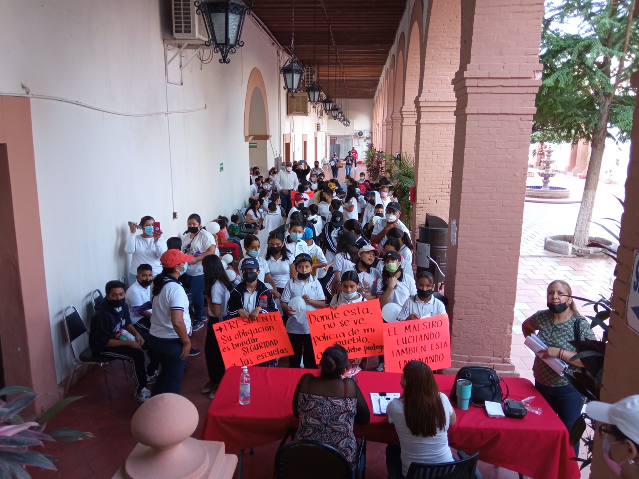 Decenas de alumnos y maestros de la Primaria Miguel López , ingresaron a la presidencia para exigir un encuentro con las autoridades.