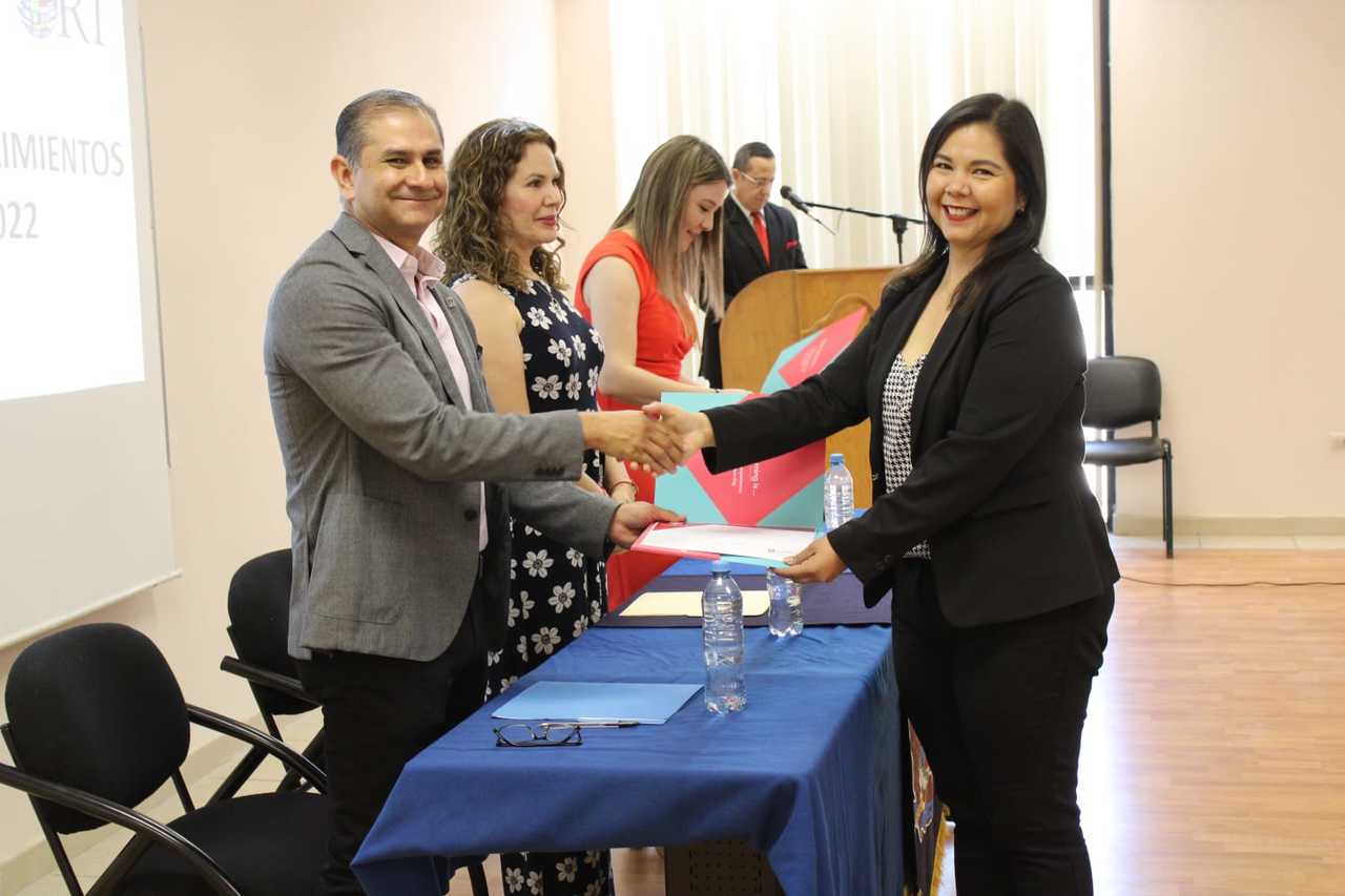 Docentes de inglés en la UAdeC Unidad Torreón recibieron el reconocimiento de la Universidad de Cambridge.