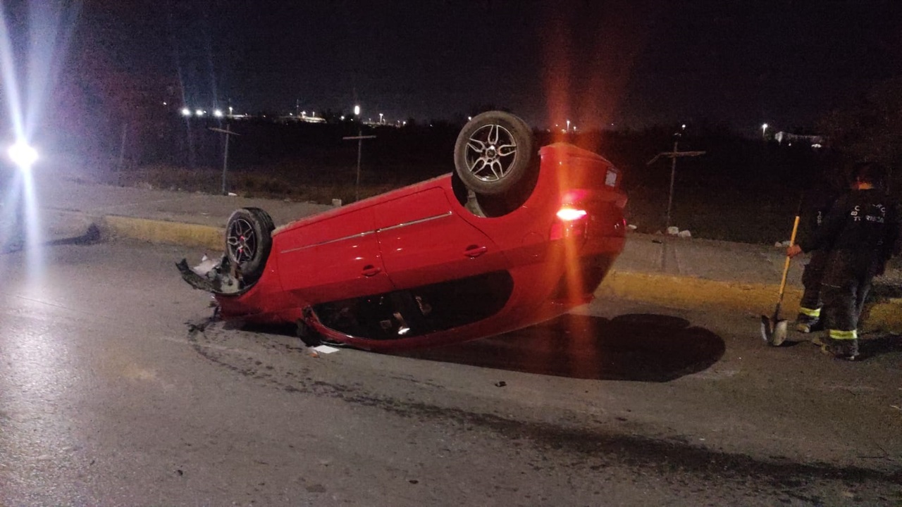 Sufre percance vial de madrugada y deja su vehículo en calles de Torreón; el automóvil fue localizado sobre su toldo.