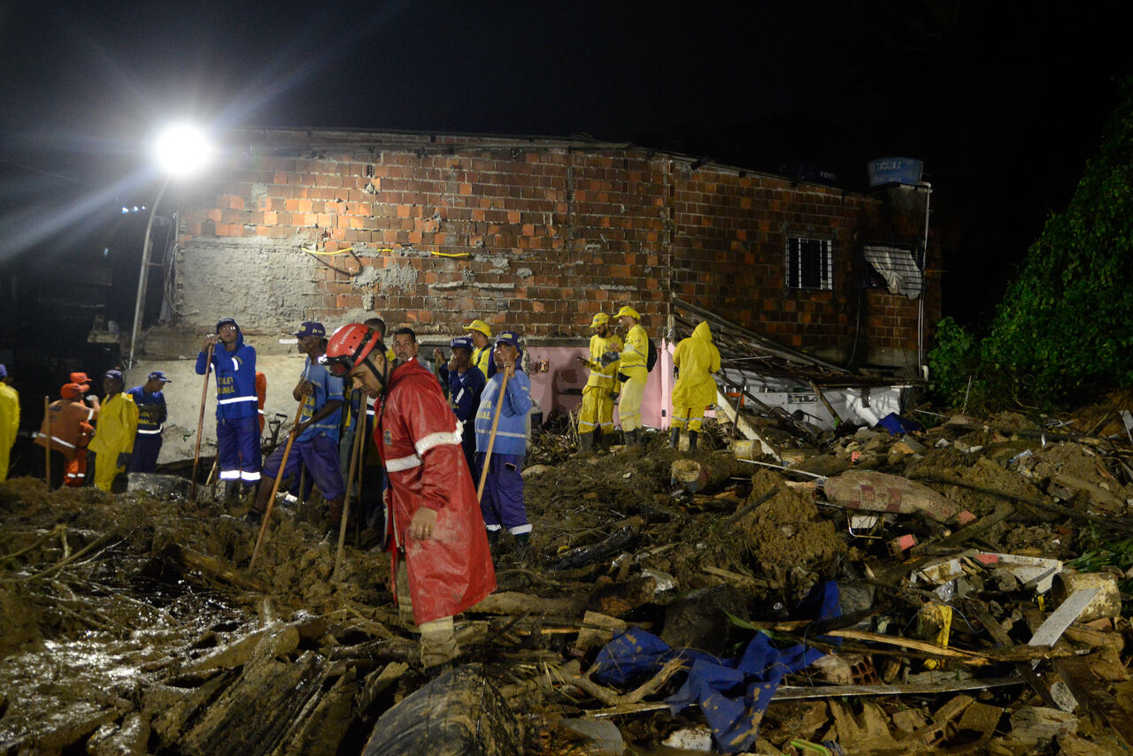 La mayoría de las víctimas falleció durante el deslizamiento de tierra ocurrido el sábado en la región metropolitana de Recife. (ARCHIVO)