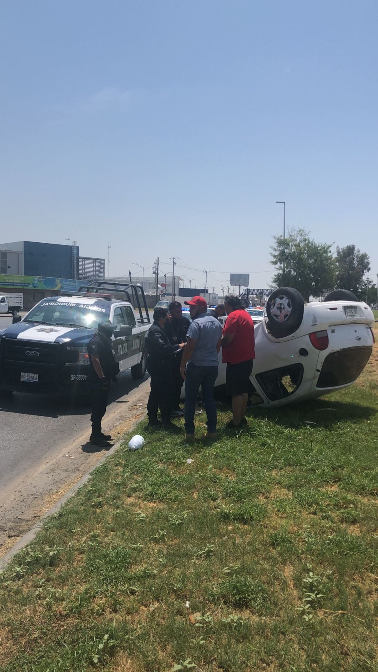 La unidad se salió del camino para finalmente terminar sobre su toldo en el Cinturón Ecológico de la vialidad.