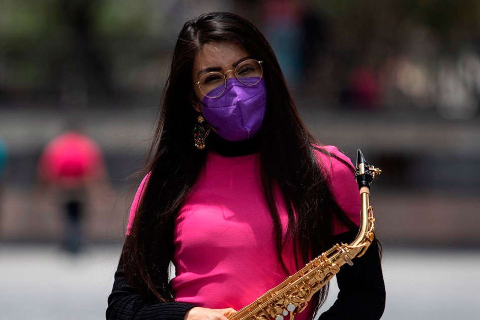 La joven saxofonista fue agredida con ácido en 2019. (ESPECIAL)