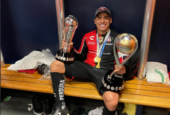 Aldo Rocha protagoniza burla homofóbica a Chivas durante festejos de Atlas