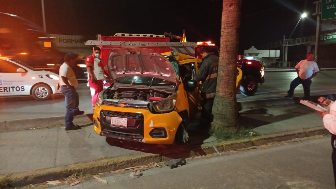 El conductor del taxi, quien circulaba en estado de ebriedad, se impactó contra una palma en la carretera Torreón-Matamoros.