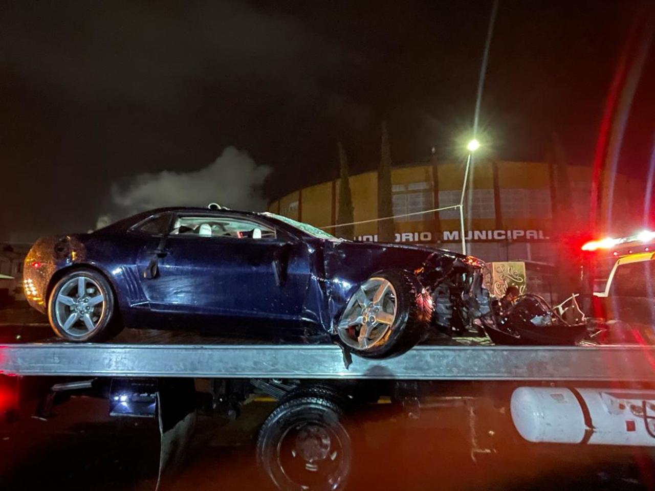 Auto choca con jardinera y vuelca en Torreón - El Siglo