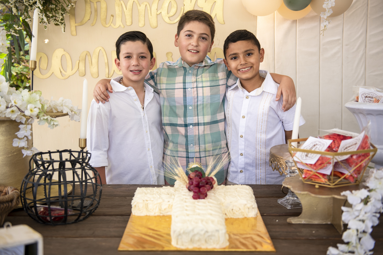 Rodrigo Madrazo festeja su Primera Comunión acompañado de toda su familia.