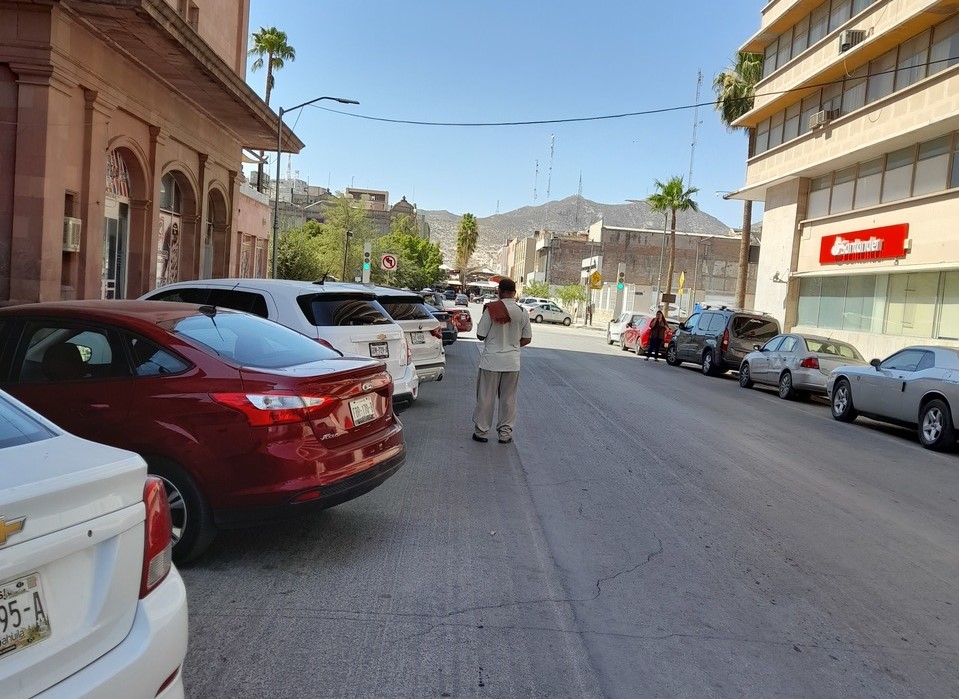 Sobre la calle Valdés Carrillo, entre Matamoros y Morelos, en la ciudad de Torreón, es fácil localizar a Don Jorge, quien ahora se dedica a cuidar automóviles.