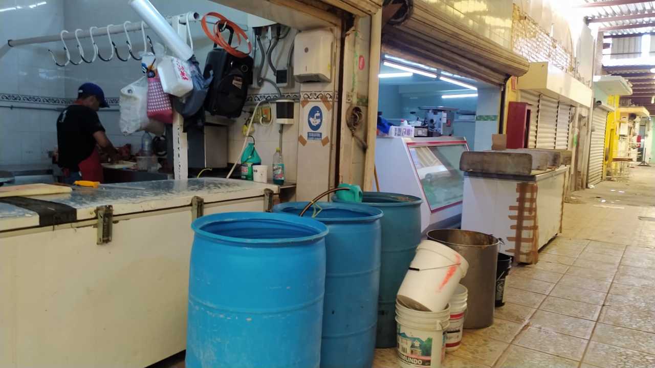 Algunos comerciantes deben acudir durante la madrugada para abastecerse del líquido. (EL SIGLO DE TORREÓN)