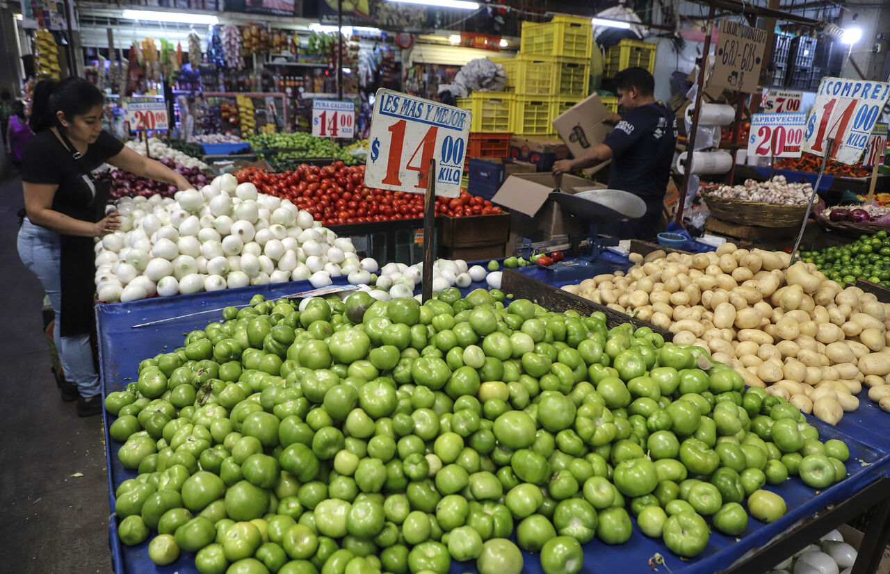 Entre los bienes y servicios cuyo incremento de precios incidieron más en la inflación, siguen destacando los casos de frutas y verduras. (ARCHIVO)