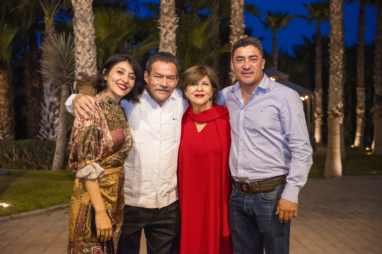 Julia María acompañada de su esposo Felipe y sus hijos Silvia y Felipe (ERICK SOTOMAYOR) 