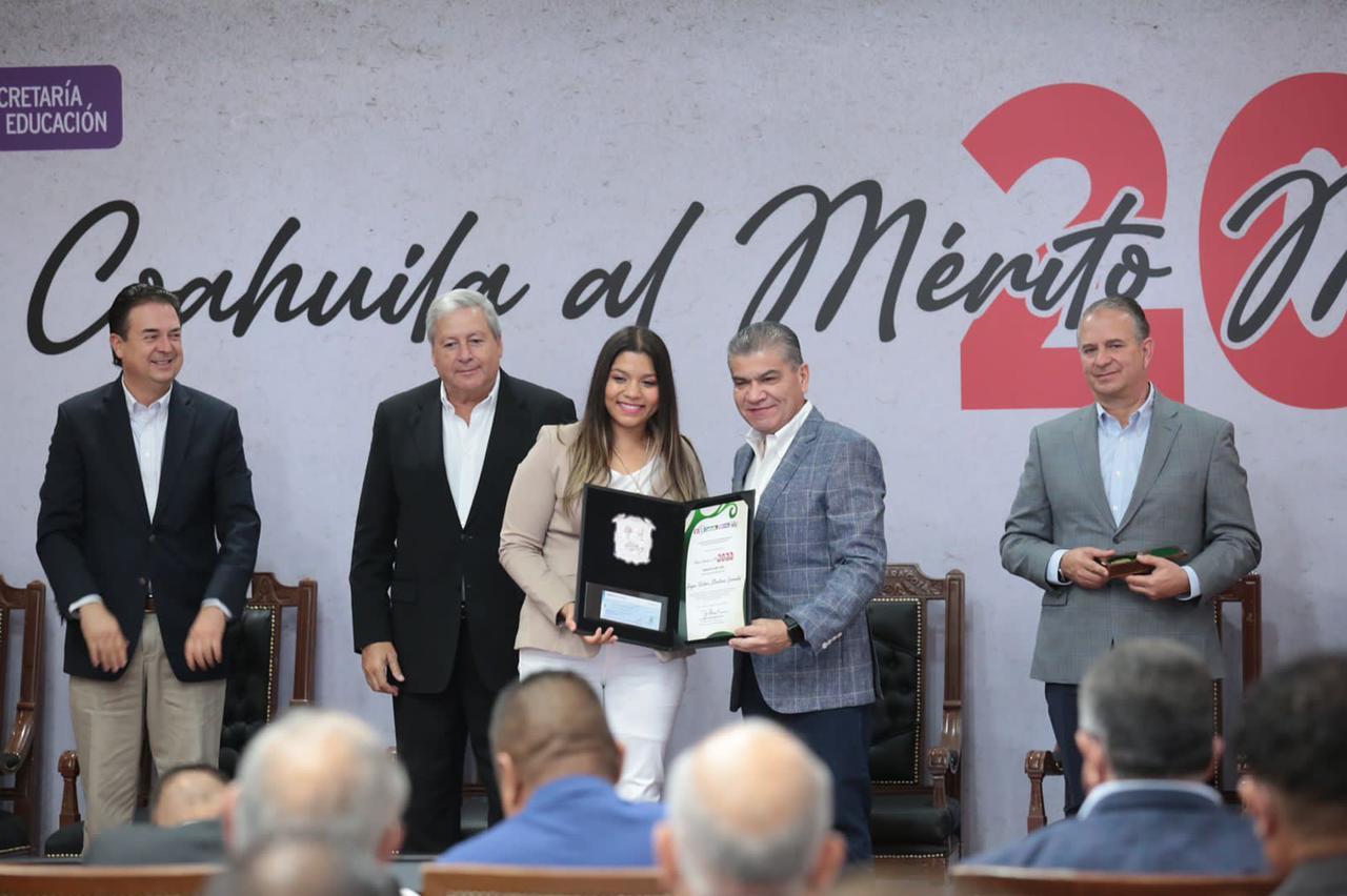 Se premió a seis docentes de varios municipios de Coahuila.