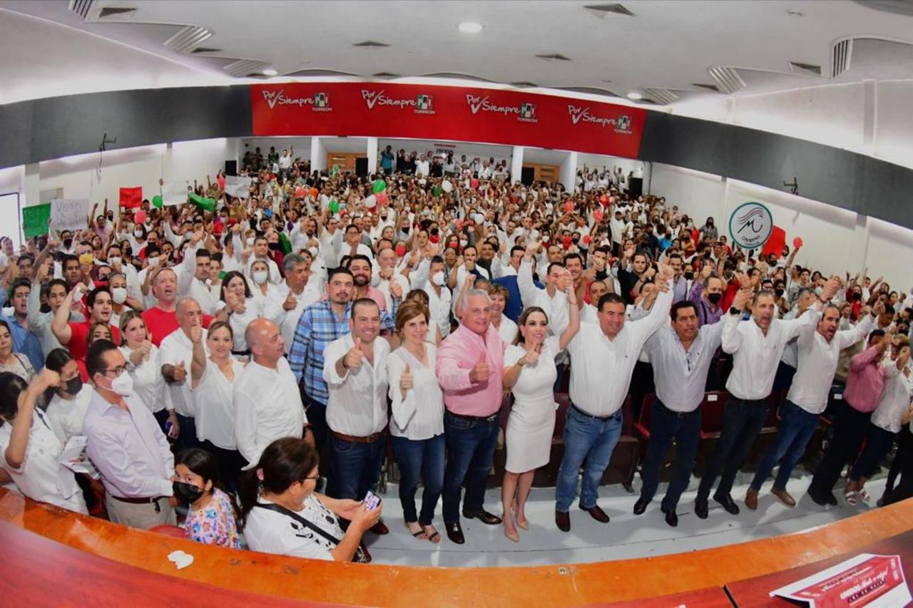 También destacó las cualidades del alcalde Román Alberto Cepeda, a quien expresó su plena confianza para conducir a Torreón a un nuevo y mejor rumbo.