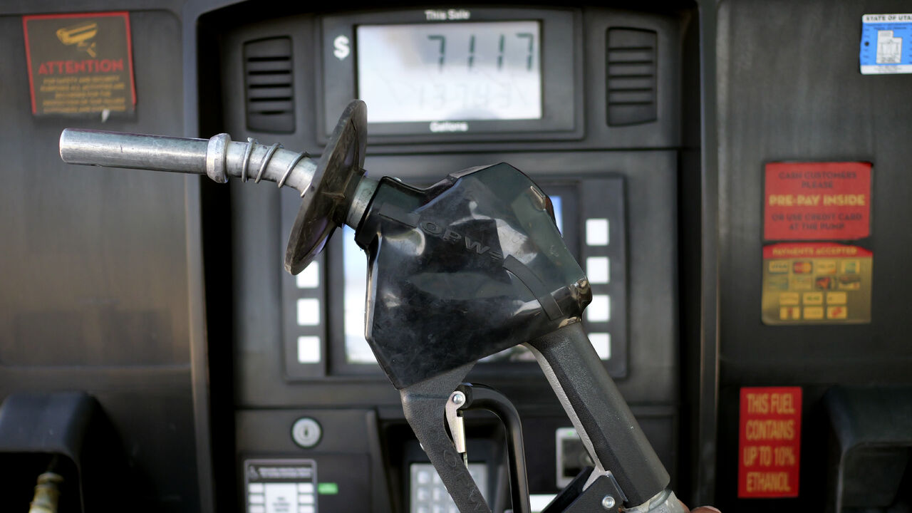 El precio promedio del diésel ha aumentado en 20 centavos las últimas tres semanas, a 5.86 dólares por galón. (ARCHIVO)