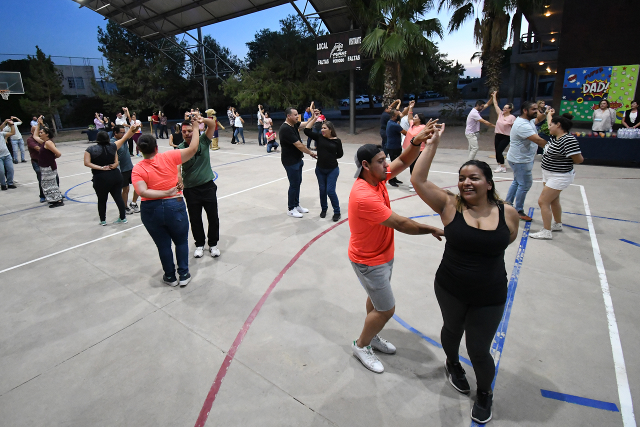 Sacaron sus mejores pasos de baile (EL SIGLO DE TORREÓN/FERNANDO COMPEÁN) 