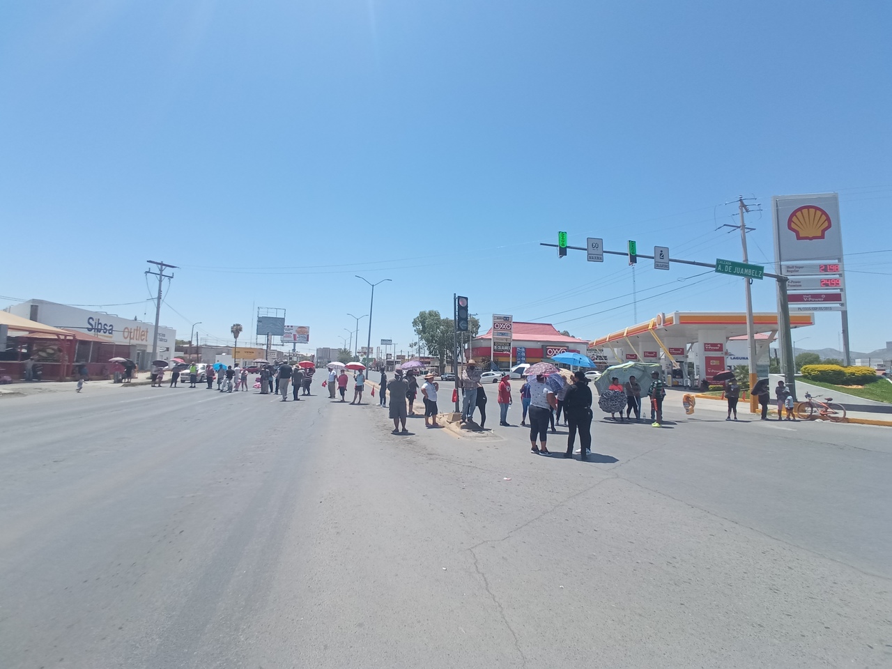 Vecinos de la colonia Francisco Villa bloquearon ambos sentidos de un tramo del bulevar Diagonal Reforma de Torreón.