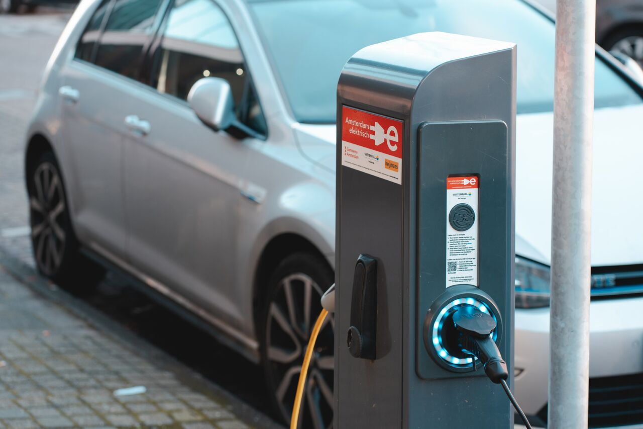 El plan a largo plazo culmina en 2030 con la prohibición de vender nuevos vehículos de gasolina o diésel. (ARCHIVO)