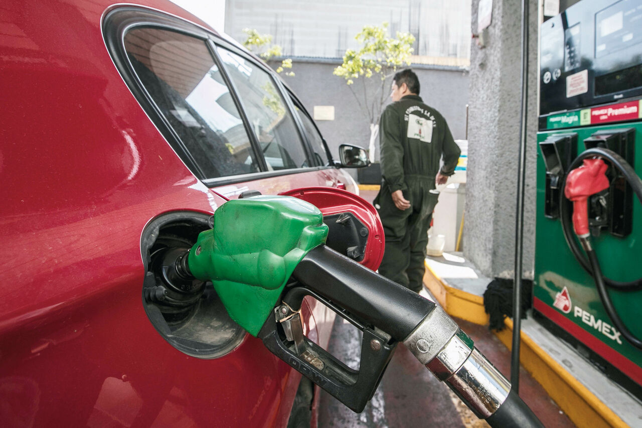 García Vilchis refirió que de acuerdo con el experto en materia económica el subsidio las gasolinas no sólo beneficia a las personas de mayores ingresos. (ARCHIVO)