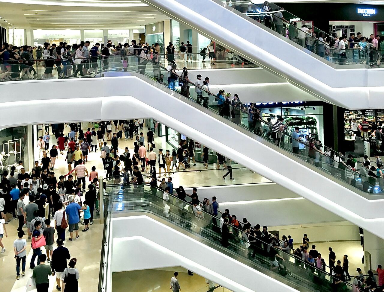 Las ventas en línea bajaron 1%, a medida que los clientes regresan a las tiendas. (ARCHIVO)