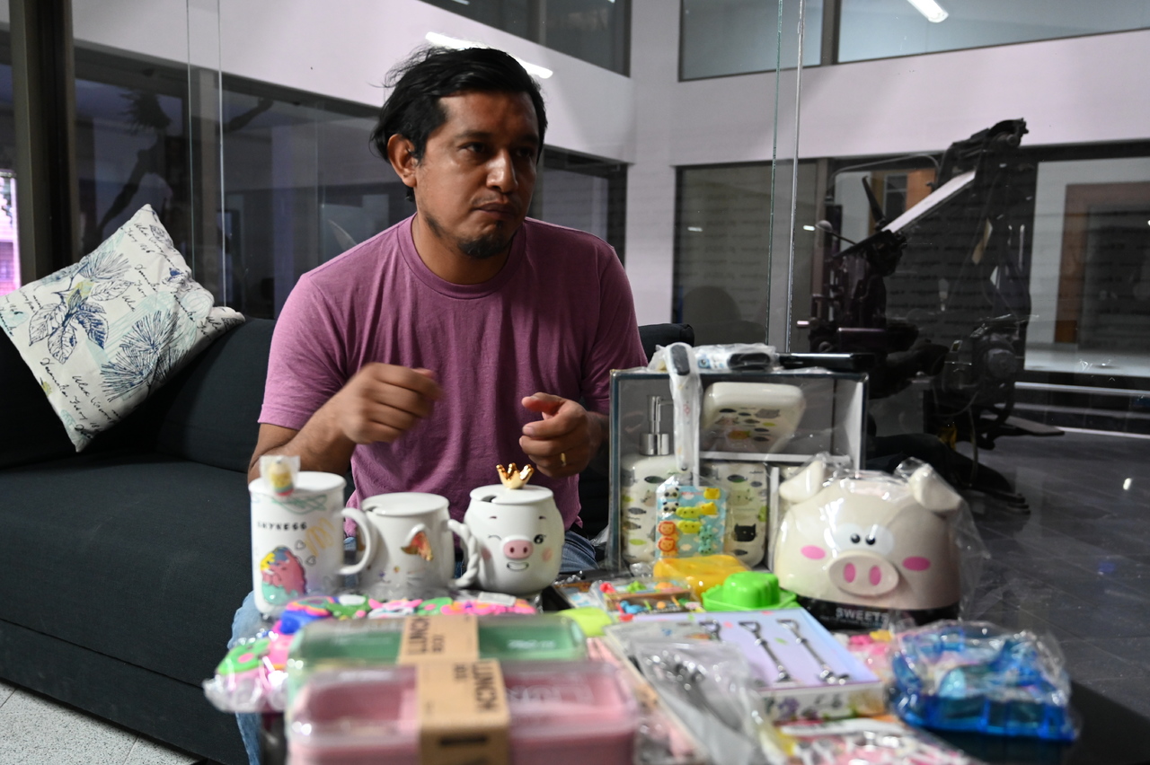 Marcos García comercializa utensilios para hacer más divertida la alimentación de los pequeños. (MIXTÉ ANTUNA)