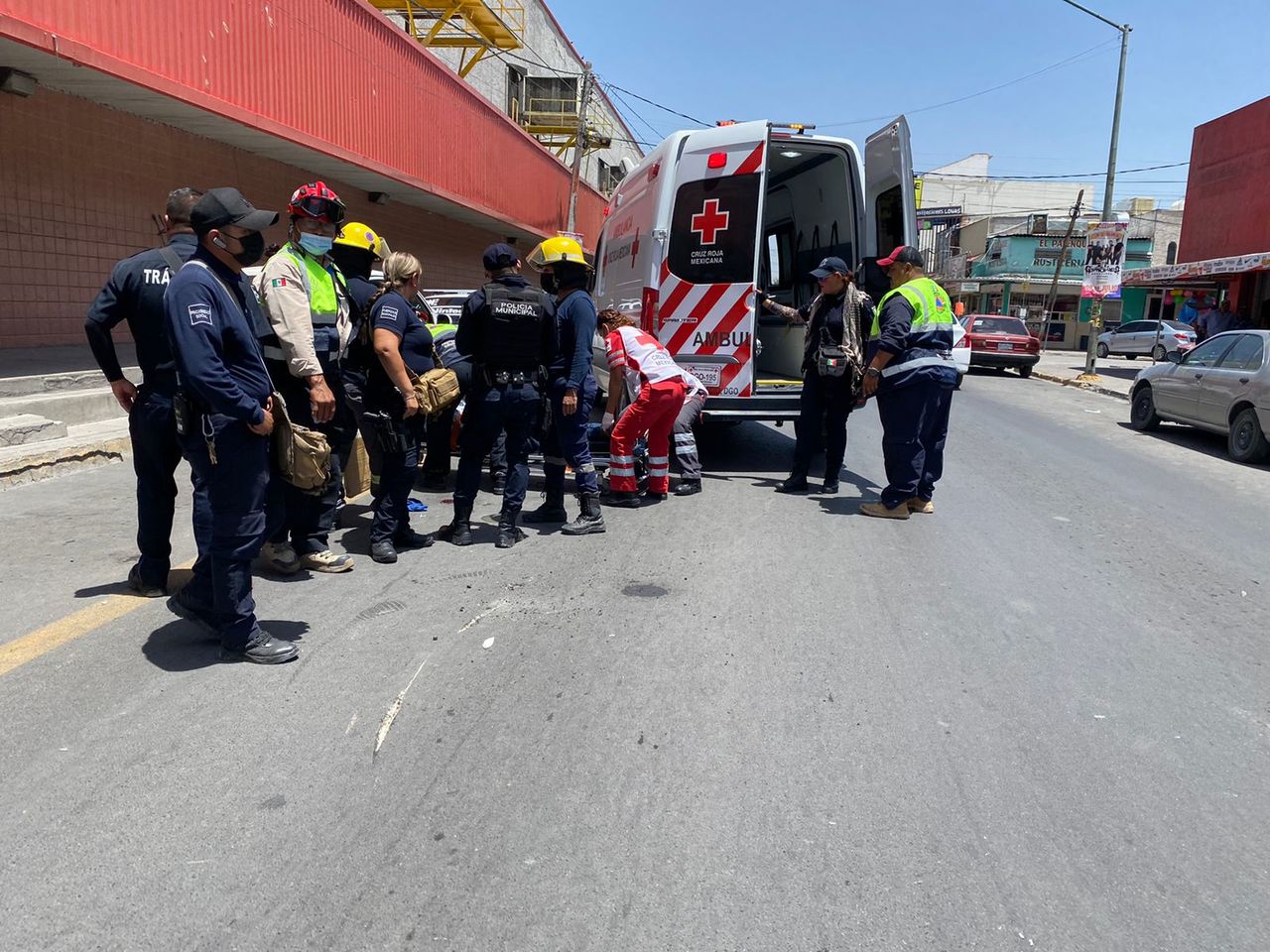 Un hombre de 54 años sufrió un accidente al chocar con unos cables en el centro de Gómez Palacio.