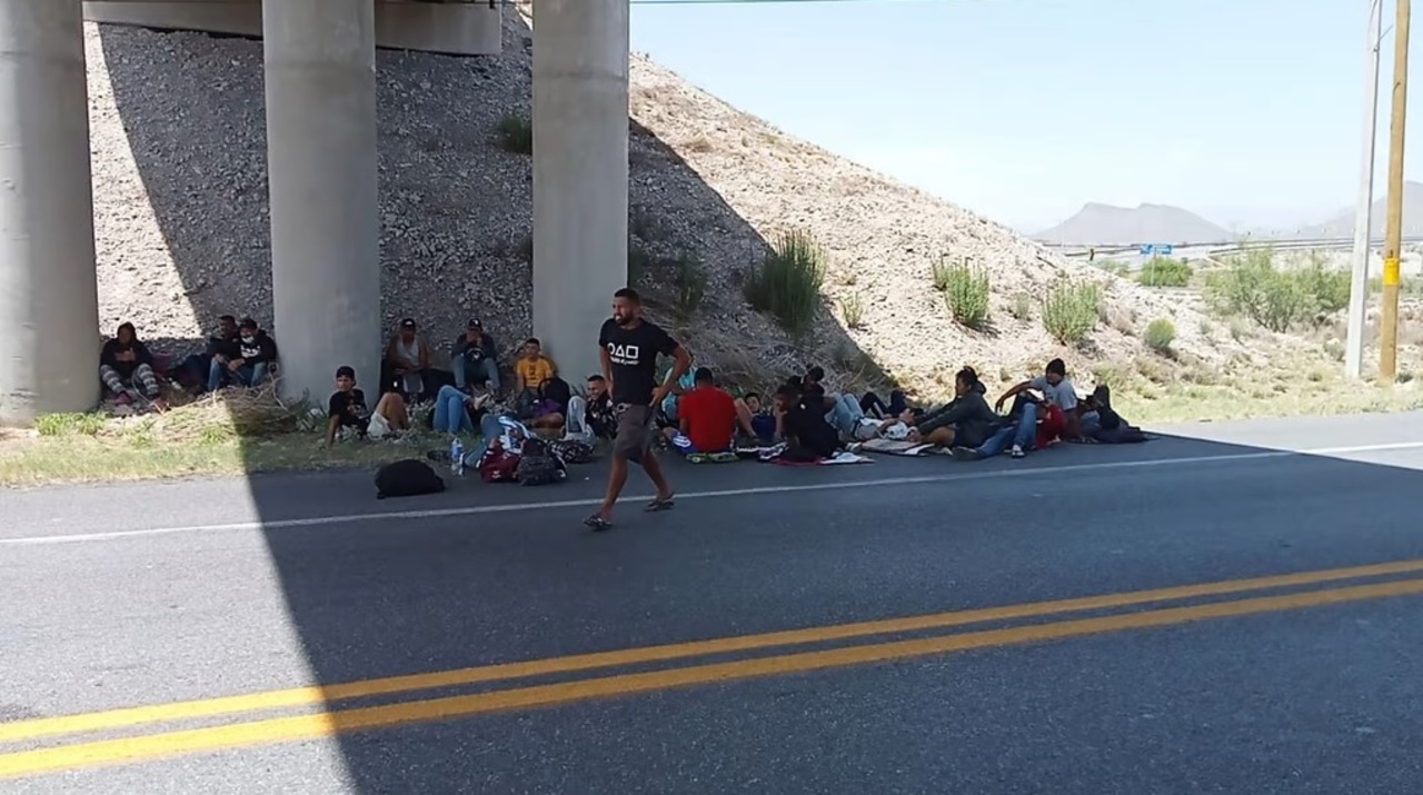 Ayer un grupo de migrantes llegó al estado de Coahuila por la carretera Monterrey-Saltillo.