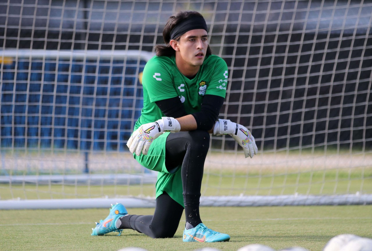 Luego de una larga concentración con la Selección Mexicana, el arquero Carlos Acevedo reportó con los Guerreros.