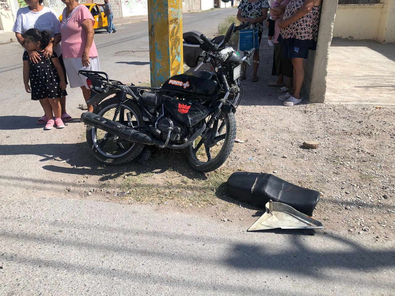 El conductor del tractocamión no realizó el alto correspondiente e impactó la motocicleta en la que viajaban dos jóvenes.