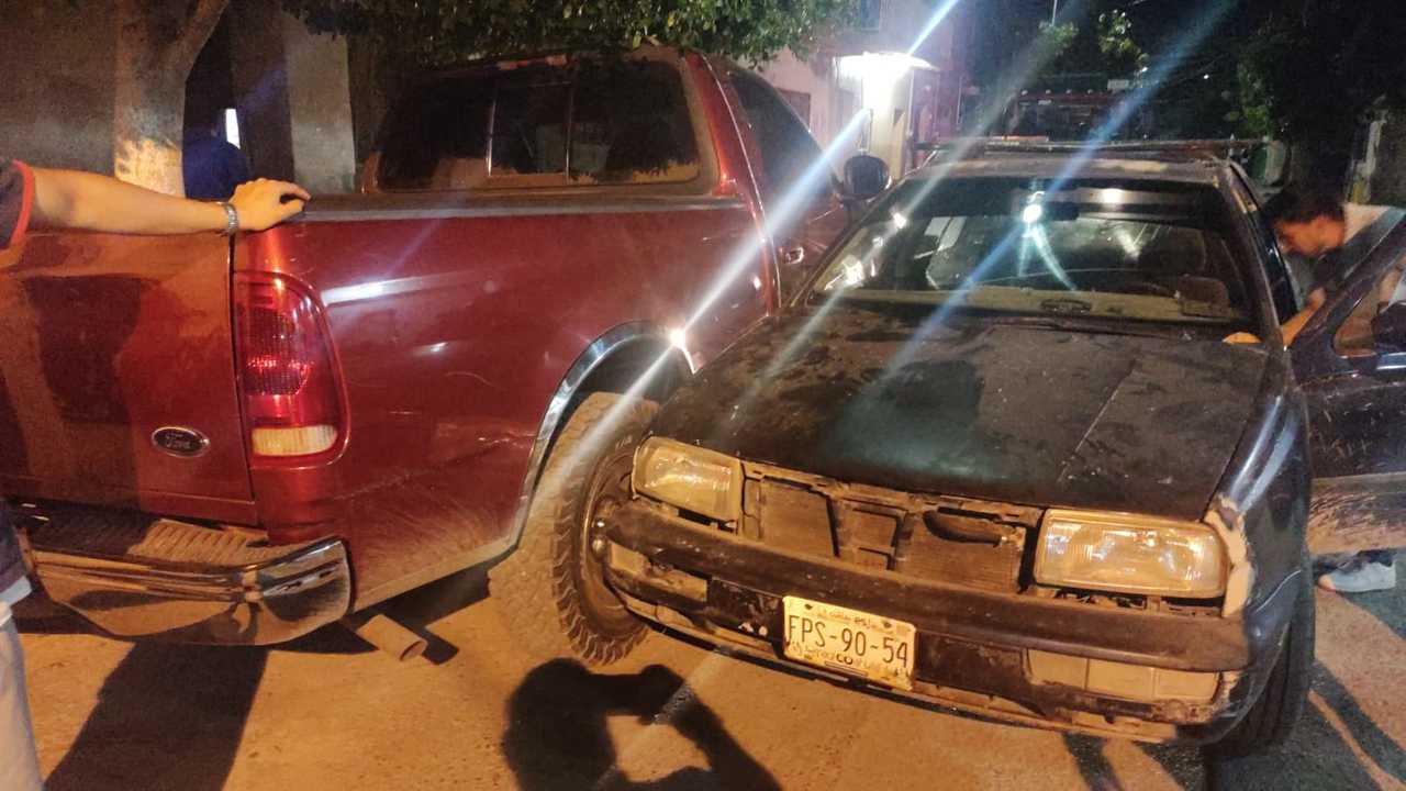 El responsable del accidente impactó su vehículo con una camioneta estacionada en calles de la colonia San Joaquín.