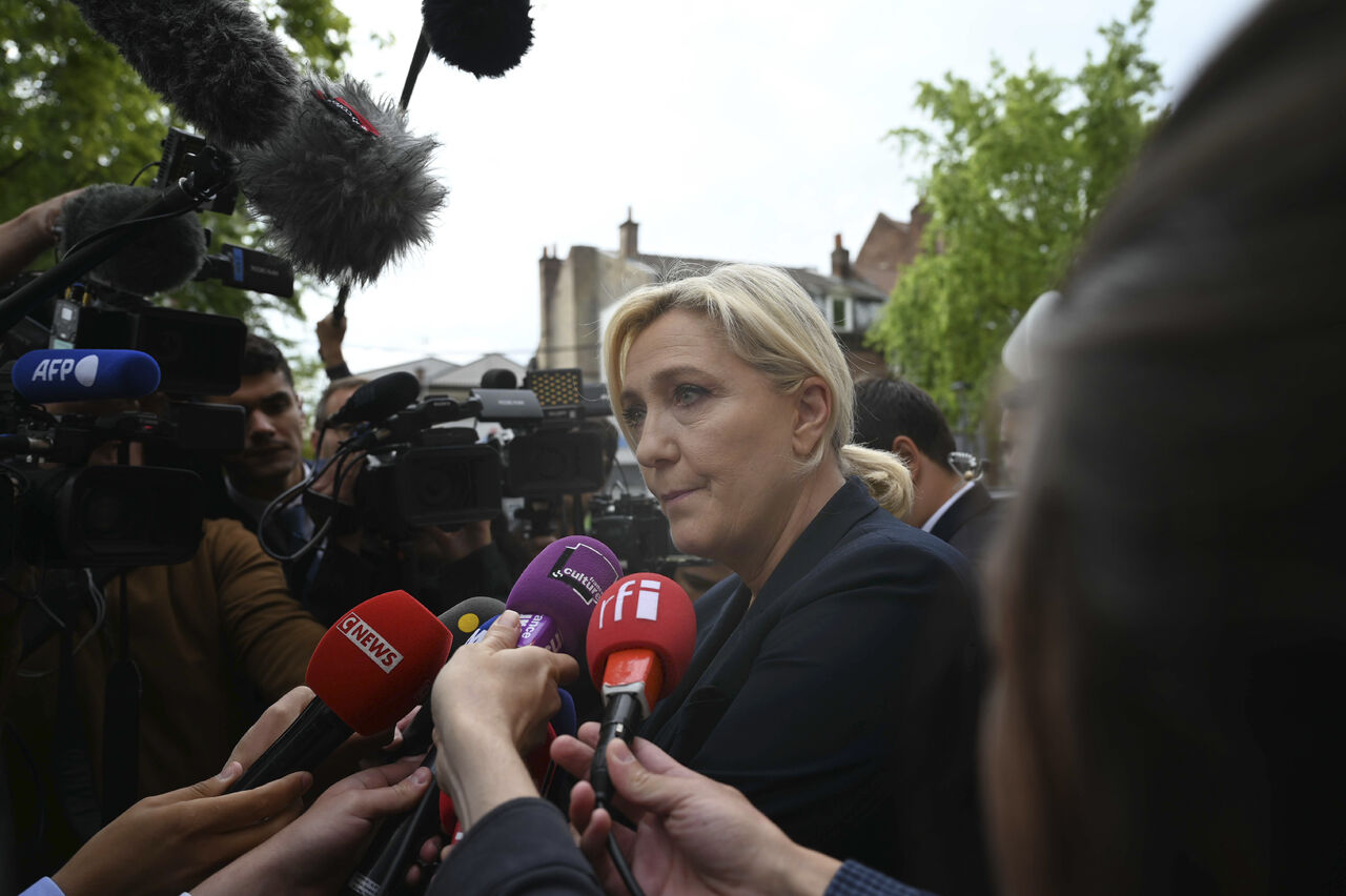 “Macron es ahora un presidente minoritario... Su plan de reformar el sistema de retiro está enterrado”, exclamó jubilosa Le Pen el lunes en Hénin-Beaumont. (AP)