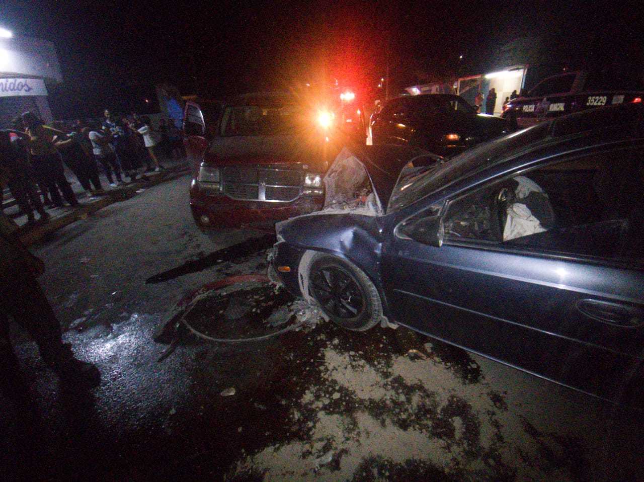 Ebrio conductor protagoniza choque en calles de la colonia La Dalia de Torreón; se reportaron seis lesionados.