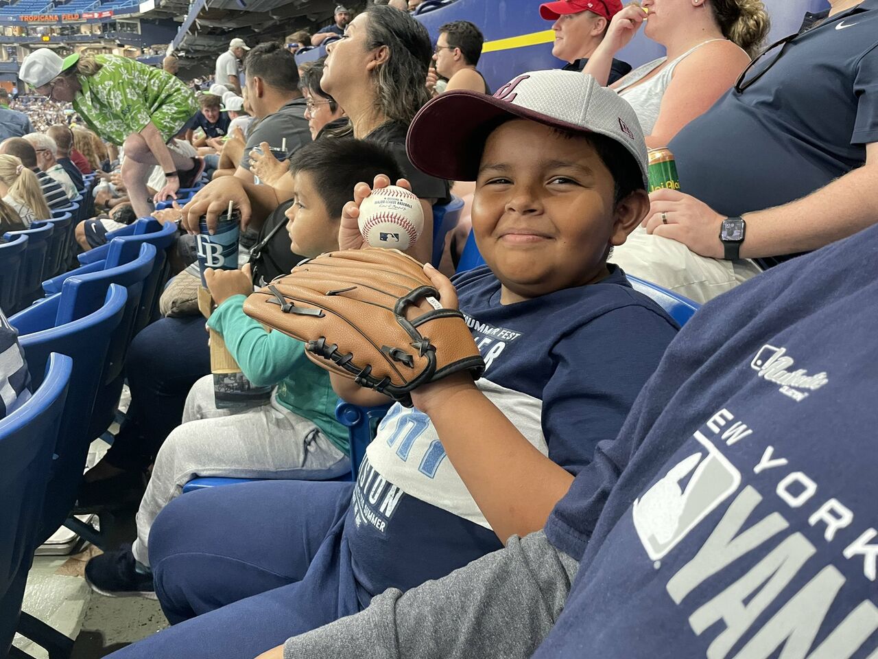 Manny Bañuelos regala pelota a niño lagunero en Tampa