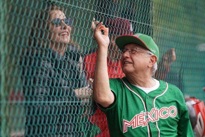Echando novio con mi beisbolista favorito: Beatriz Gutiérrez Müller presume en redes romántica foto con AMLO