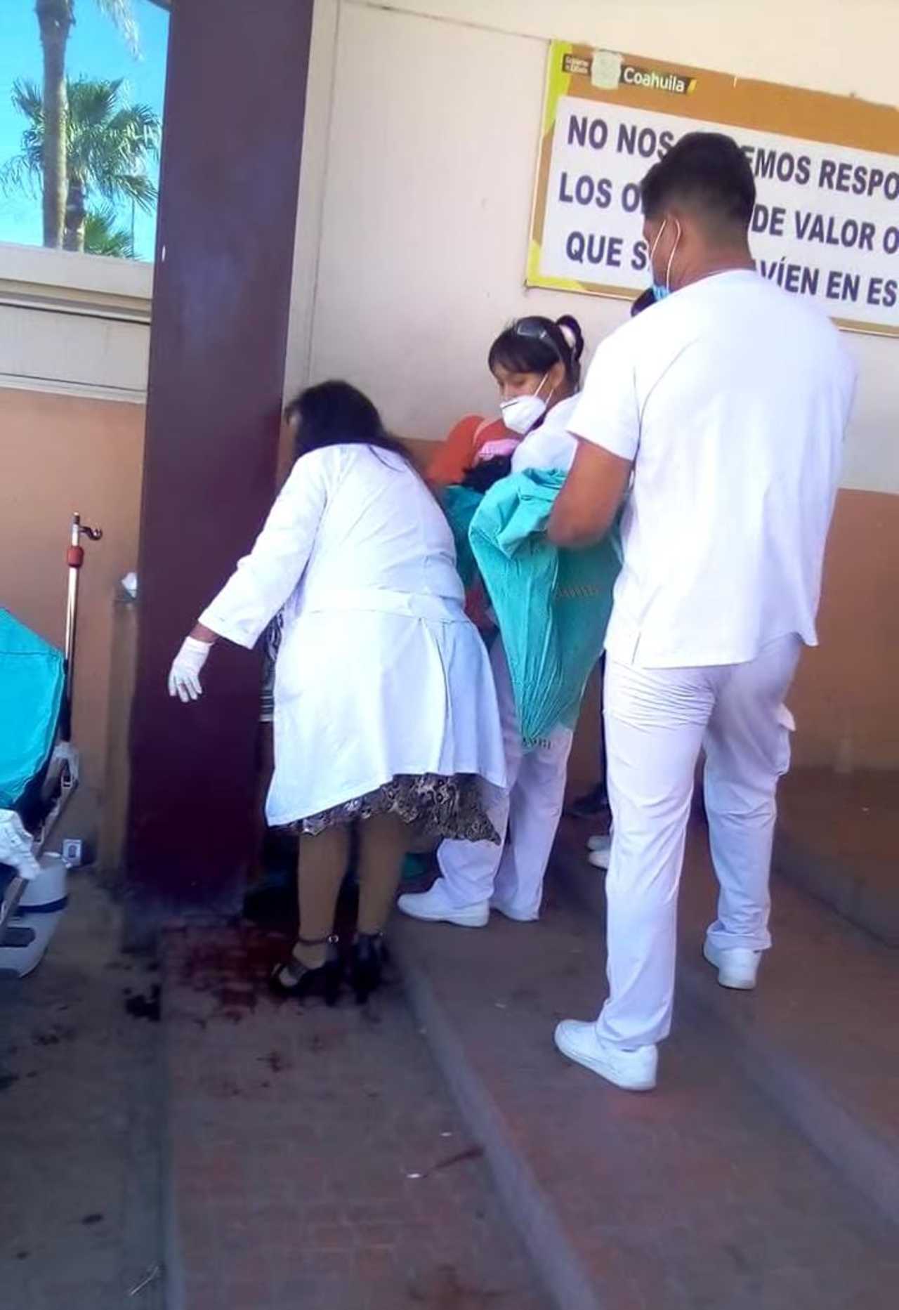 Acusan negligencia luego de que mujer diera a luz en una banqueta del Hospital General de Torreón.