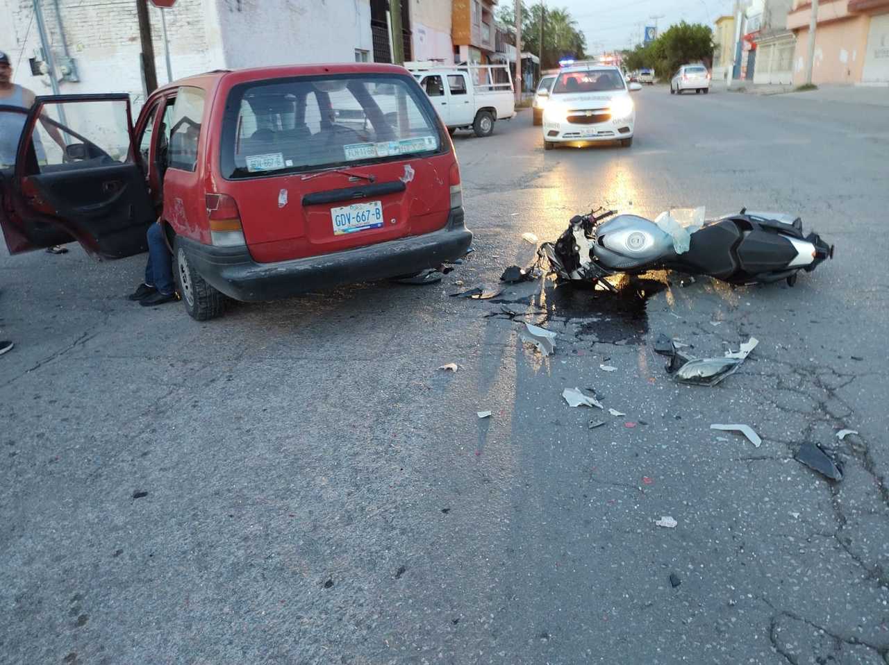 El motociclista se impactó en el costado del auto particular.