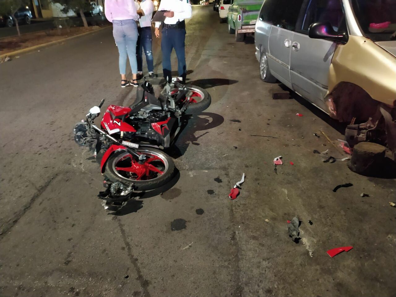 Motociclista arrolla a peatón y ambos resultan lesionados en Saltillo
