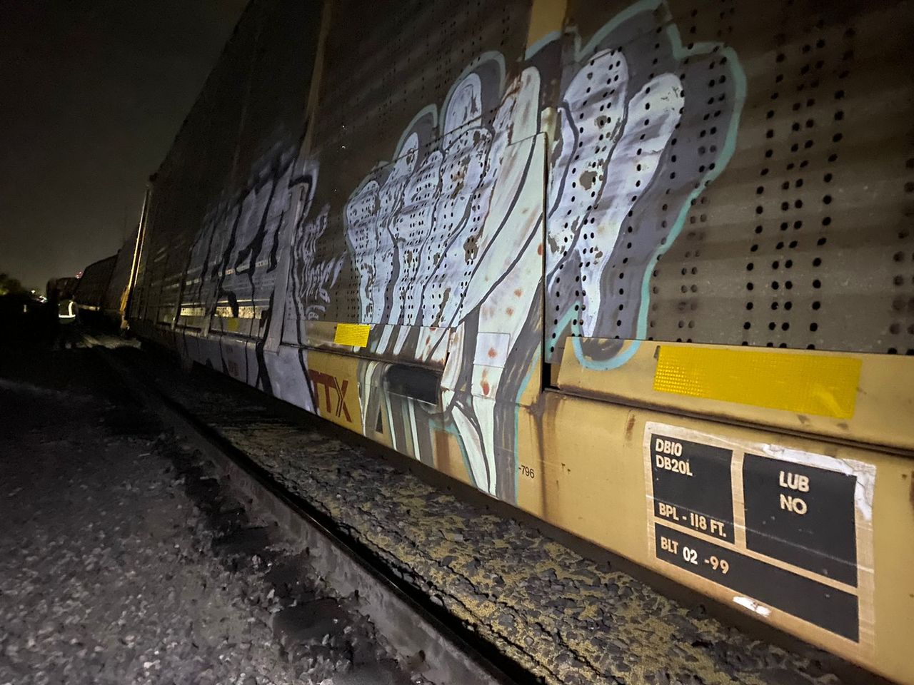 Un total de siete vagones del ferrocarril salieron de las vías en la colonia El Consuelo debido a presuntos robos y vandalismo.
