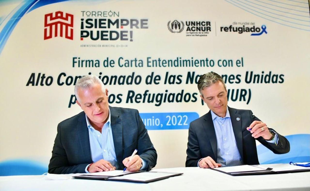 Ayer se llevó a cabo la firma por parte del alcalde Román Cepeda y Giovanni Lepri. (CORTESÍA)