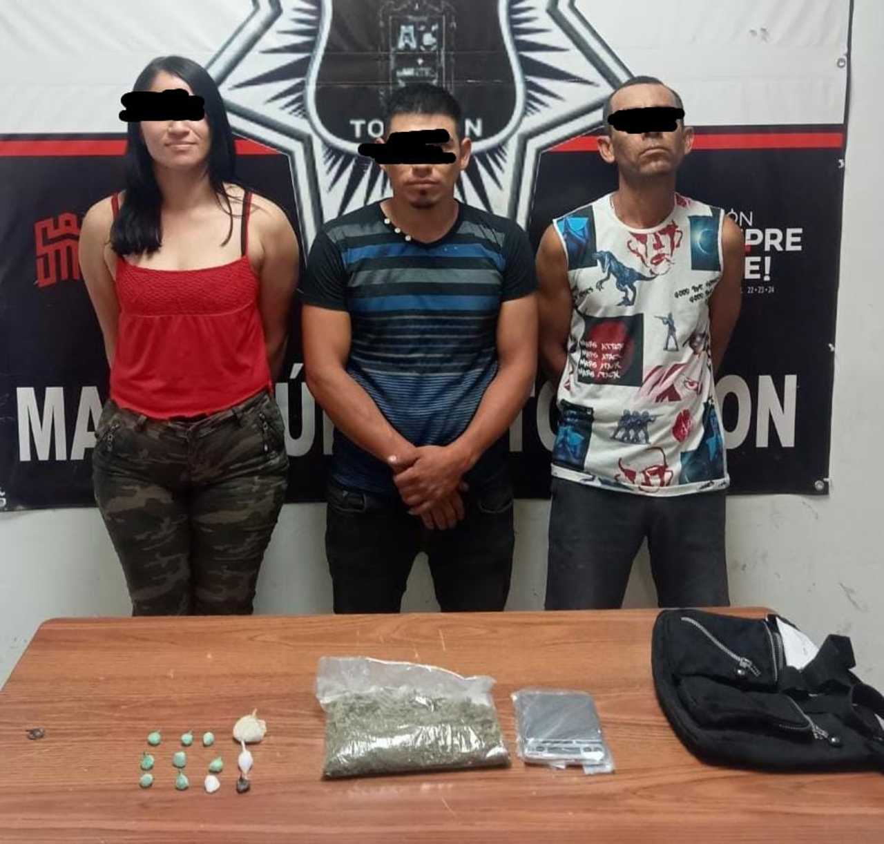 Probables vendedores de droga y consumidora son detenidos en Torreón por agentes municipales.