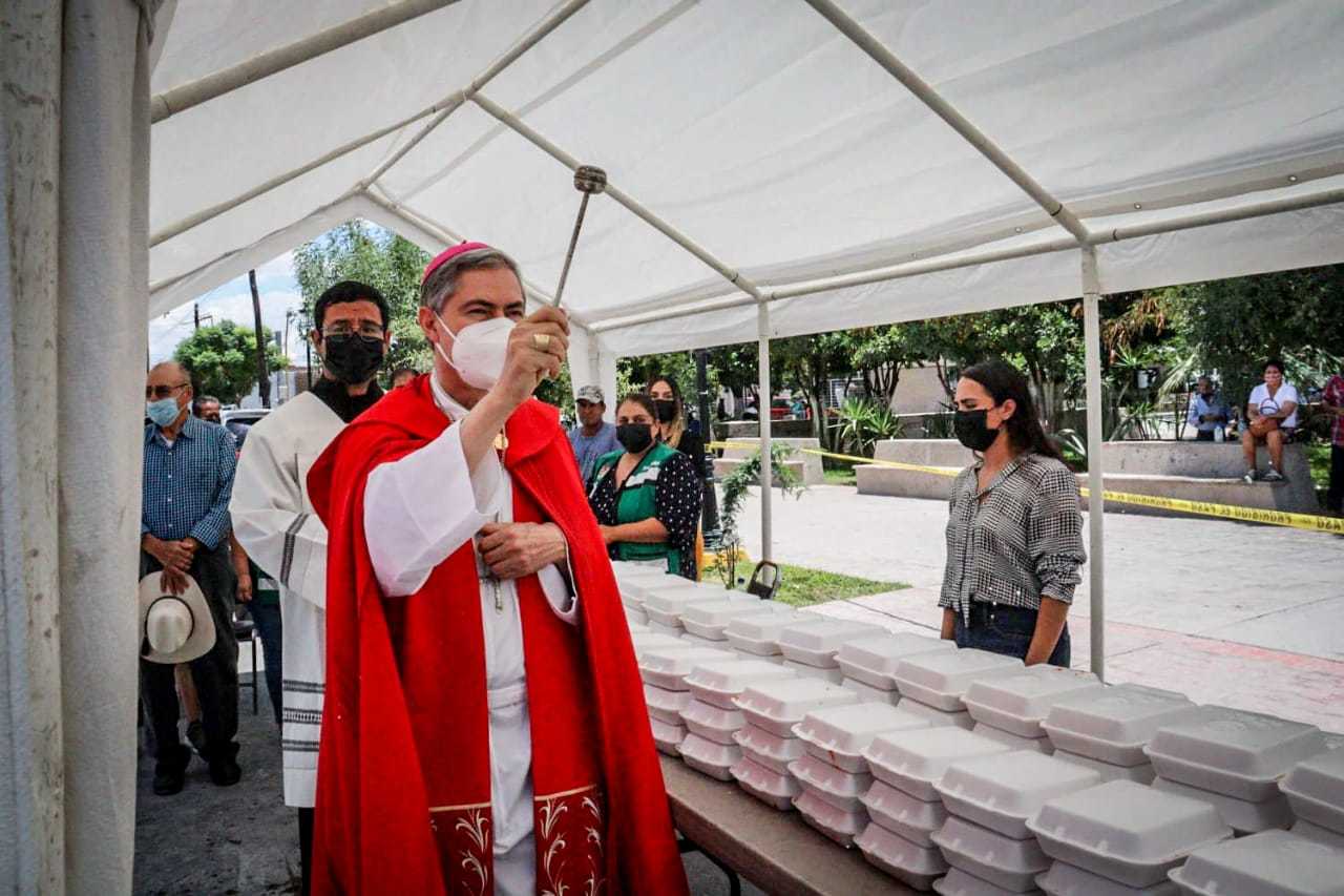 Cientos de personas acudieron a la reliquia en la iglesia de San Pedro, entre ellas el obispo de la diócesis de Torreón.