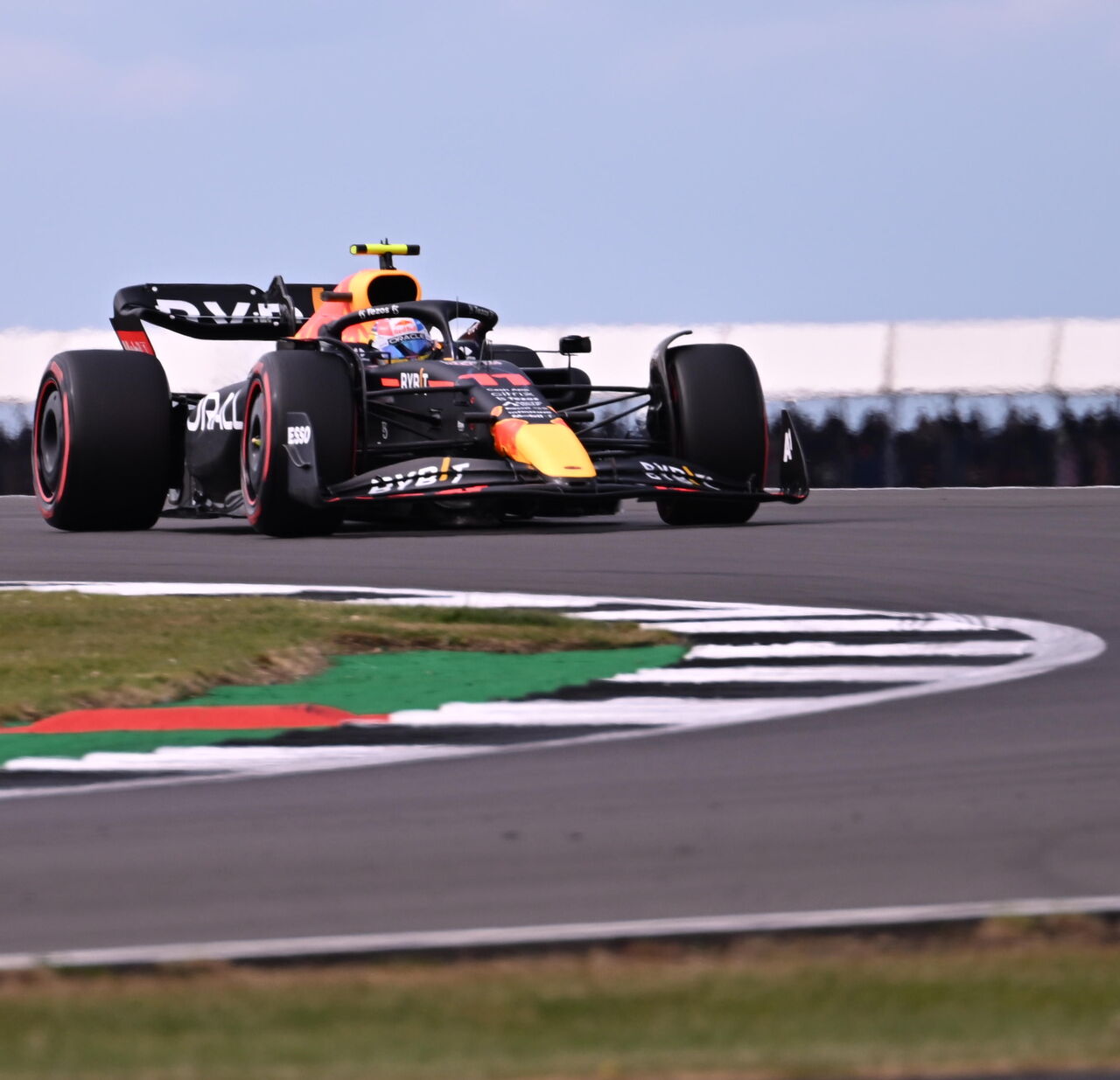 'Checo' Pérez consigue ser séptimo en segunda práctica del GP de Gran Bretaña
