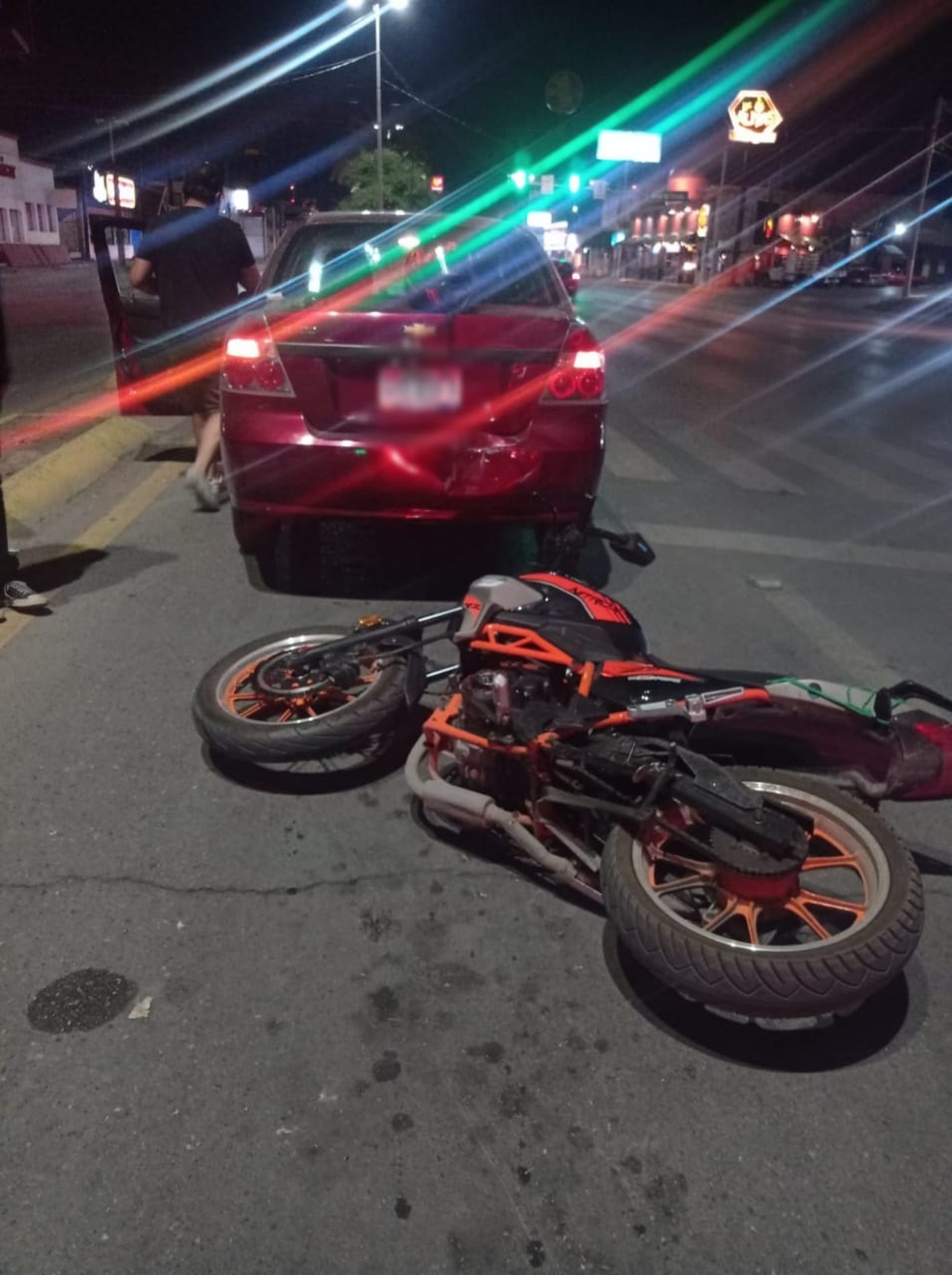 El motociclista fue atendido por paramédicos de la Cruz Roja y trasladado a un hospital de la ciudad.