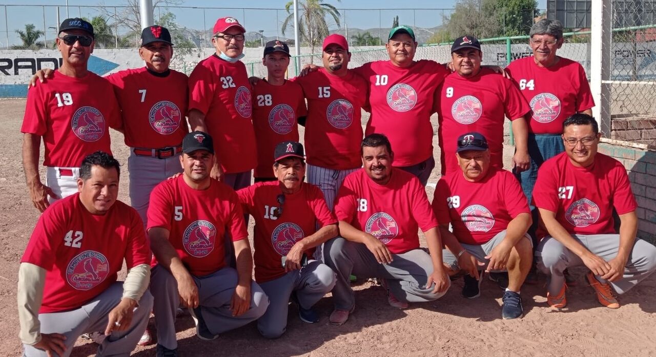 Los Cardenales de la D-I-26 de Torreón, Coahuila, se llevaron los trofeos de campeón de temporada y playoff, en la Tercera 'B' (Especial)
