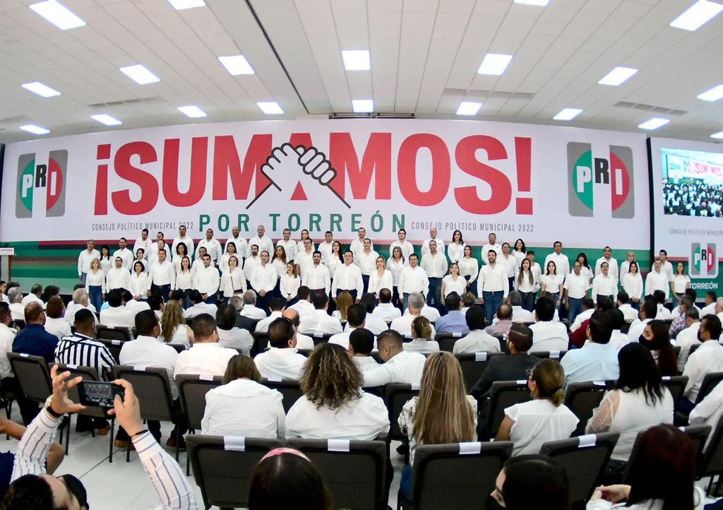 El Partido Revolucionario Institucional (PRI) en Torreón tomó protesta este sábado a los nuevos integrantes de su comité municipal. (Foto: ROBERTO ITURRIAGA / EL SIGLO DE TORREÓN)